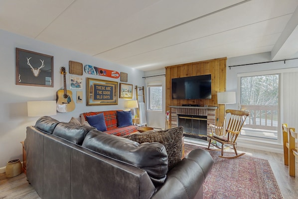TV, fireplace