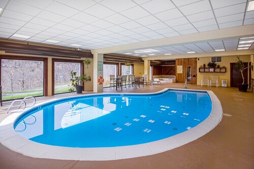 Modern mountain condo – views, fireplace, WiFi, hot tub, pool, shuttle