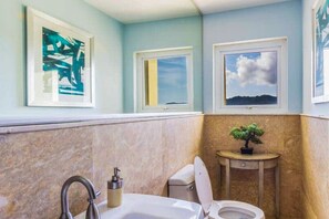 Sèche-cheveux, serviettes fournies