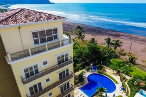 Pool - Beachfront condo with oceanview balcony, infinity pool, jacuzzi & gated access (Jaco)