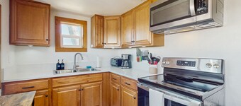 Cozy Coastal Retreat in Westport’s Historic Marina District - 1 dog allowed