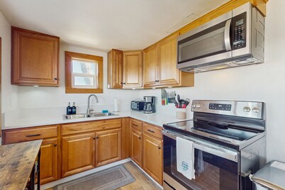 Cozy Coastal Retreat in Westport’s Historic Marina District - 1 dog allowed