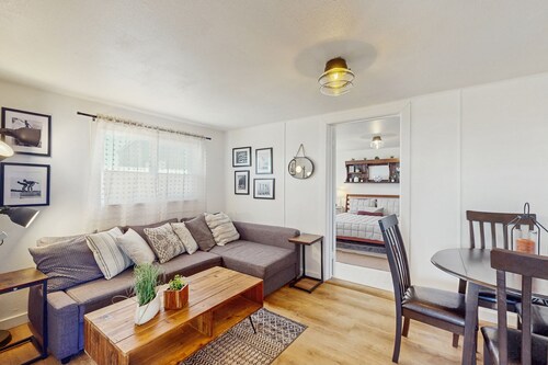 Cozy Coastal Retreat in Westport’s Historic Marina District - 1 dog allowed