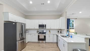 Micro-ondes, four, plaque de cuisson, lave-vaisselle