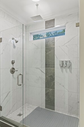 Douche, sèche-cheveux, serviettes fournies, savon