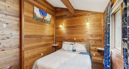 Charming Girdwood Retreat with Private Hot Tub Near Trails and Skiing
