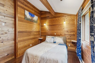 Charming Girdwood Retreat with Private Hot Tub Near Trails and Skiing