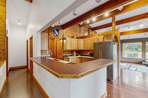 Frigorífic, microones, forn i placa de cuina 