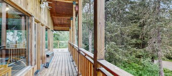 Charming Girdwood Retreat with Private Hot Tub Near Trails and Skiing