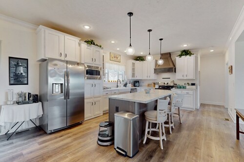 Charming Newland Home with Mountain and Valley Views, Full Kitchen and Wifi