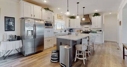 Charming Newland Home with Mountain and Valley Views, Full Kitchen and Wifi