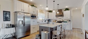 Charming Newland Home with Mountain and Valley Views, Full Kitchen and Wifi