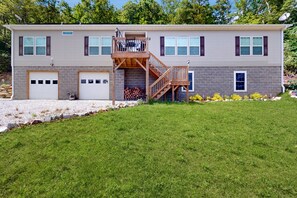 Exterior - Charming Newland Home with Mountain and Valley Views, Full Kitchen and Wifi (Newland)