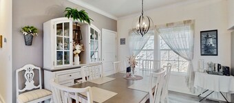 Charming Newland Home with Mountain and Valley Views, Full Kitchen and Wifi