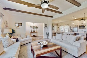 TV - Charming Newland Home with Mountain and Valley Views, Full Kitchen and Wifi (Newland)