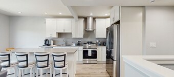 Updated townhome in gated community  w/ shared pool & jacuzzi - walk to beach