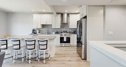 Updated townhome in gated community w/ shared pool & jacuzzi - walk to beach