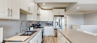 Updated townhome in gated community  w/ shared pool & jacuzzi - walk to beach