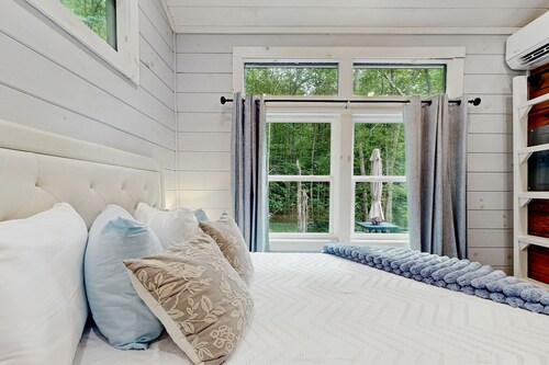 Charming cottage with hot tub, fire pit & screened-in porch