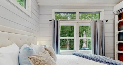 Charming cottage with hot tub, fire pit & screened-in porch