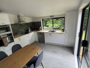Een koelkast, een magnetron, een oven, een kookplaat
