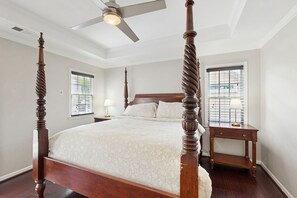 4 bedrooms, iron/ironing board, internet, bed sheets - Spacious three-level home with game room, patio & cozy fireplace (Atlanta)