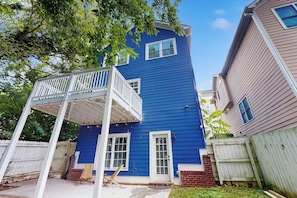 Exterior - Spacious three-level home with game room, patio & cozy fireplace (Atlanta)