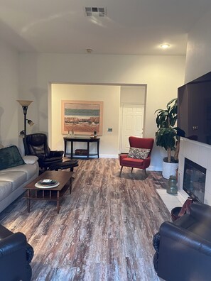Living area -  2-bedroom condo in La Quinta in gated community (La Quinta)