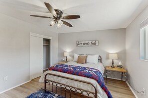 3 bedrooms, iron/ironing board, Internet, bed sheets