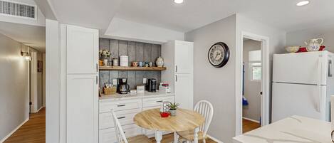 Réfrigérateur, micro-ondes, four, plaque de cuisson