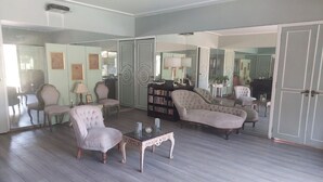 A spacious living room with a large mirror, a fireplace, and a bookshelf. - Casa del Roble 2 Residence (Cuernavaca)