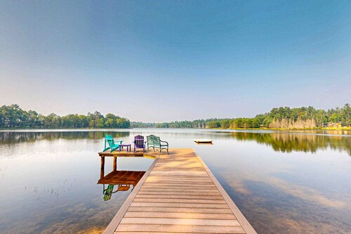 Serene Lakefront Home w/ Wifi, dock, kayaks, gas grill, fire pit & more
