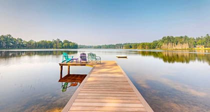 Serene Lakefront Home w/ Wifi, dock, kayaks, gas grill, fire pit & more