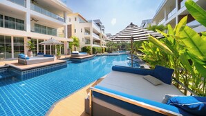 A modern hotel with a swimming pool, lounge areas, and a clear view of the sky. - Luxury Residence Klong Muang Beach Krabi (Krabi)