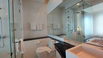 Appart'hôtel Luxe | Salle de bain | Baignoire et douche séparées, articles de toilette gratuits