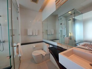 Luxury Condo | Bathroom | Separate tub and shower, free toiletries, hair dryer, towels