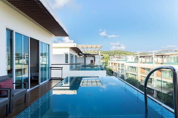Deluxe Two-Bedroom Sky Pool Suite | Terrace/patio