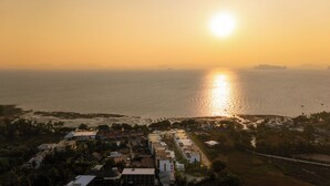 A coastal town at sunset with buildings, a beach, and a clear view of the ocean. - Luxury Residence Klong Muang Beach Krabi (Krabi)