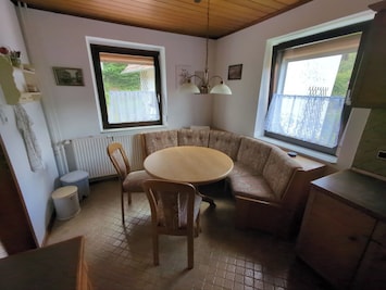 Ferienhaus nah an der Natur-Sitzecke in der Küche