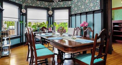 Chic Vintage Stay w/ Private Balcony – Walk to Argyle Redline, Lake, Dining
