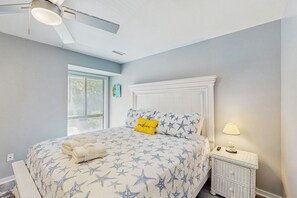 3 bedrooms, iron/ironing board, internet, bed sheets - Comfortable condo with shared pool, tennis, & golf-course views (Hilton Head)