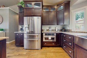 Kühlschrank, Mikrowelle, Ofen, Herdplatte