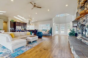 TV, caminetto, tavolo da ping pong, libri