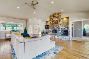 Televisión, chimenea, tenis de mesa y libros 