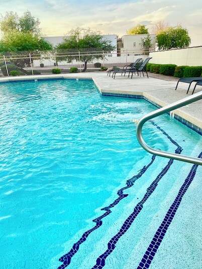 Mi Casita De Paris-Heart of Phoenix Metro Area-Parisian themed w/Community Pool