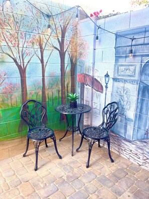 Outdoor dining - Mi Casita De Paris-Heart of Phoenix Metro Area-Parisian themed w/Community Pool (Tempe)