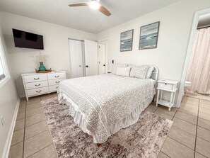 2 bedrooms, free WiFi, bed sheets - "Gone Coastal": Marshy in the back Sandy up front! (Carolina Beach)