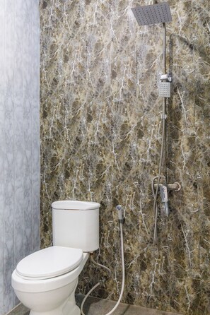 Standard Cabin | Bathroom | Free toiletries, bidet - Fortune Cube (Kejajar)