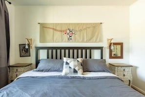 3 bedrooms, iron/ironing board, free WiFi, bed sheets - The Blue Door- Cozy Ranch Style for up to 6 in the Texas Hill Country~Come Stay! (Dripping Springs)