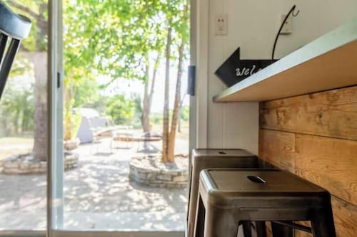 The Blue Door- Cozy Ranch Style for up to 6 in the Texas Hill Country~Come Stay!